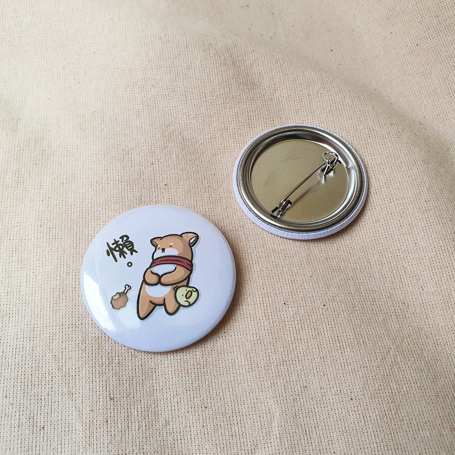 【武士汪汪】插畫商品 胸針(大)-懶懶不想動