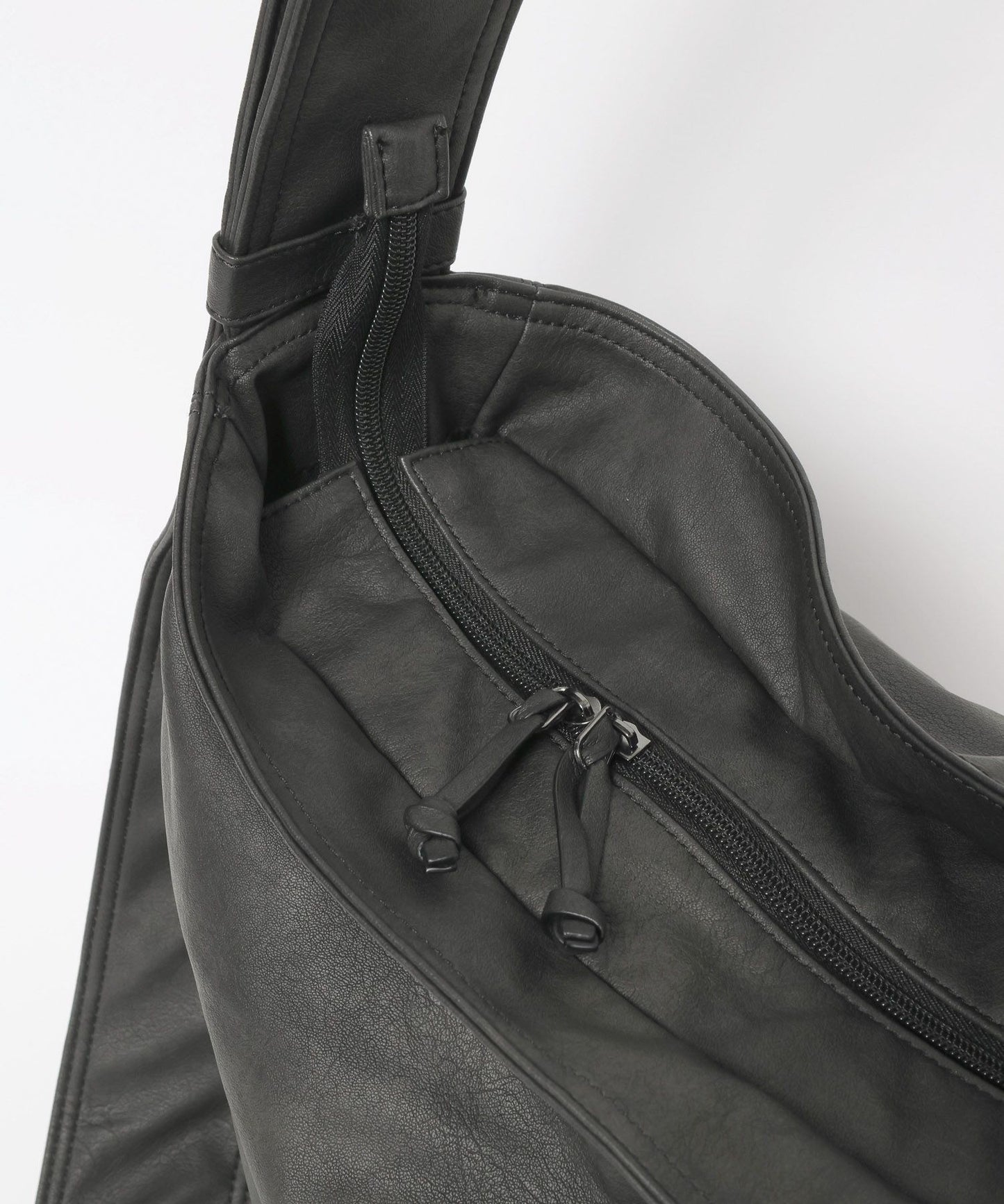 【niko and...】仿皮革質感大容量斜背包