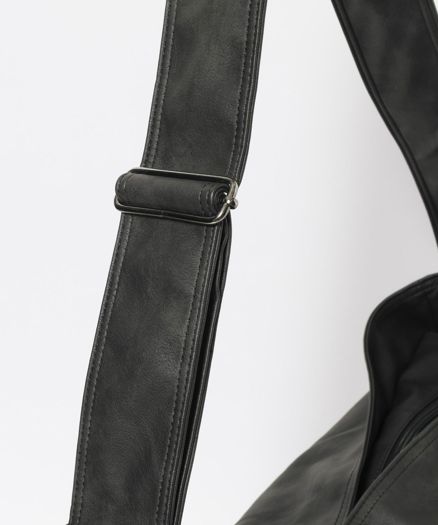 【niko and...】仿皮革質感大容量斜背包