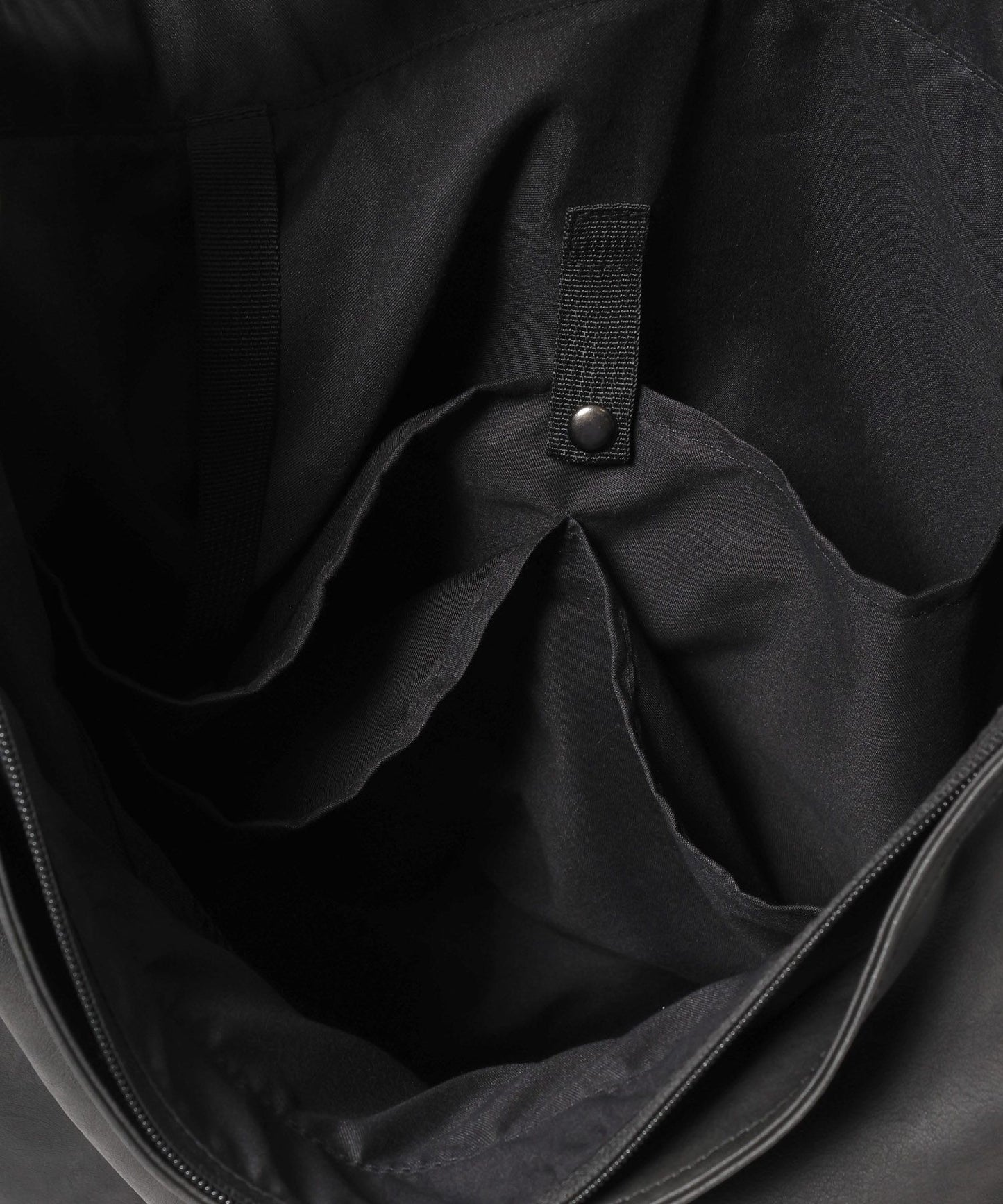 【niko and...】仿皮革質感大容量斜背包