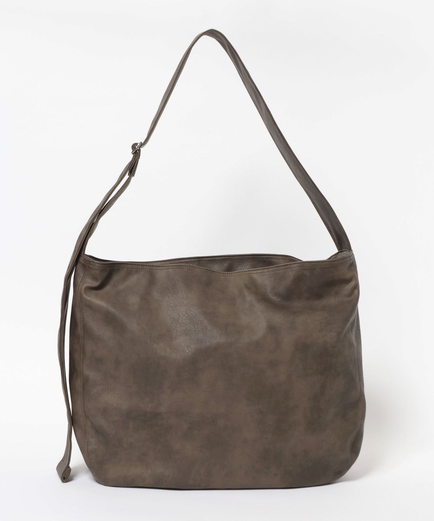 【niko and...】仿皮革質感大容量斜背包