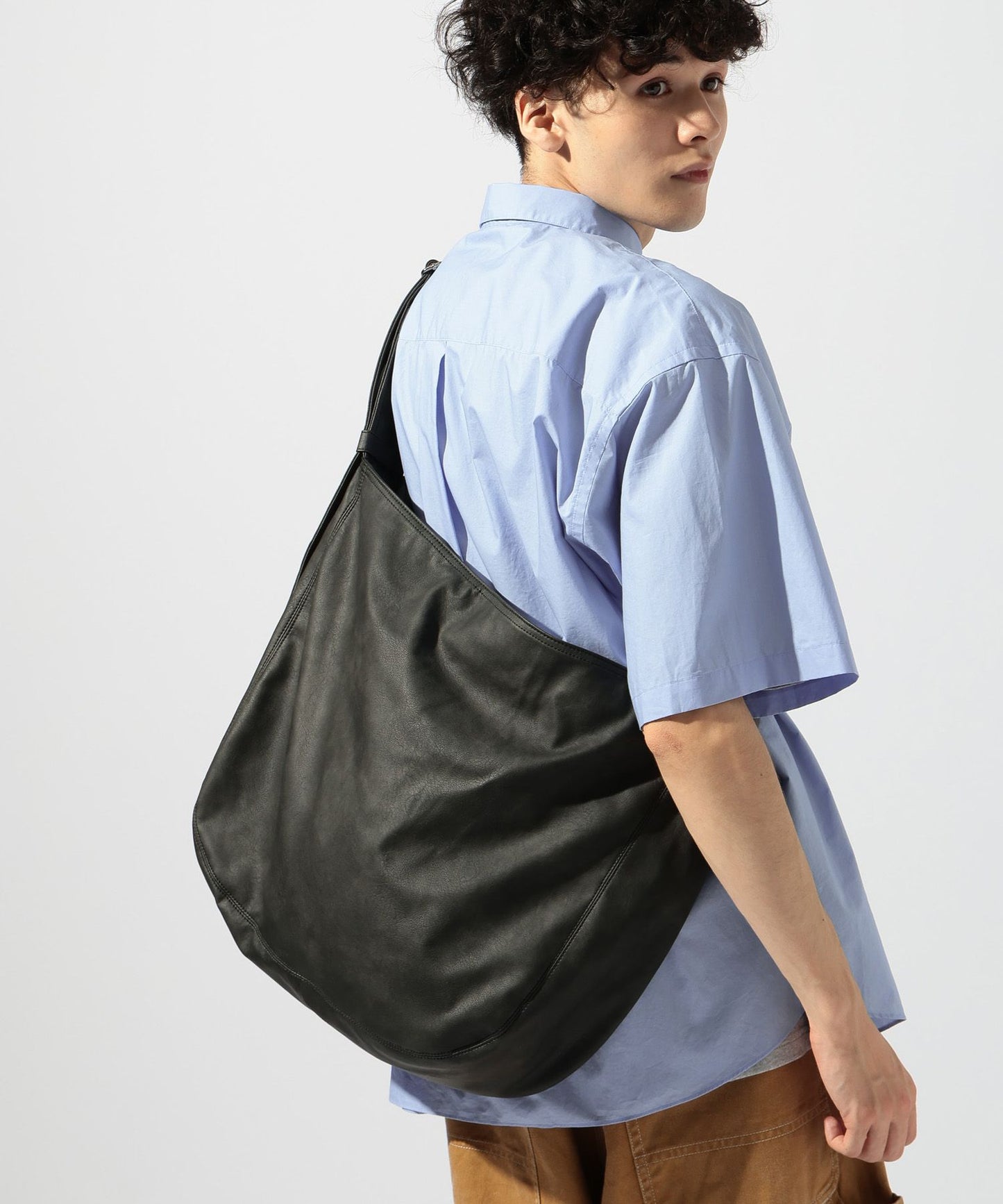 【niko and...】仿皮革質感大容量斜背包