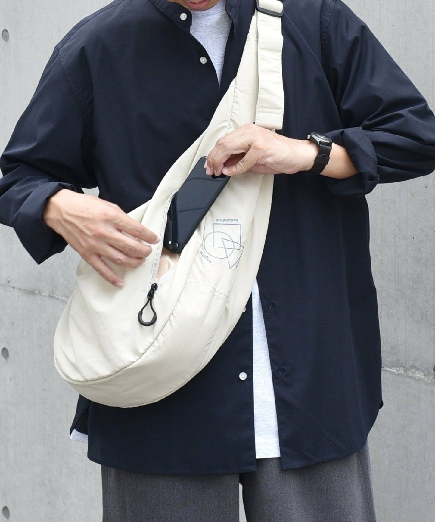 【SHIPS】SHIPS any系列 防撕裂尼龍前開拉鏈 半月型斜背包