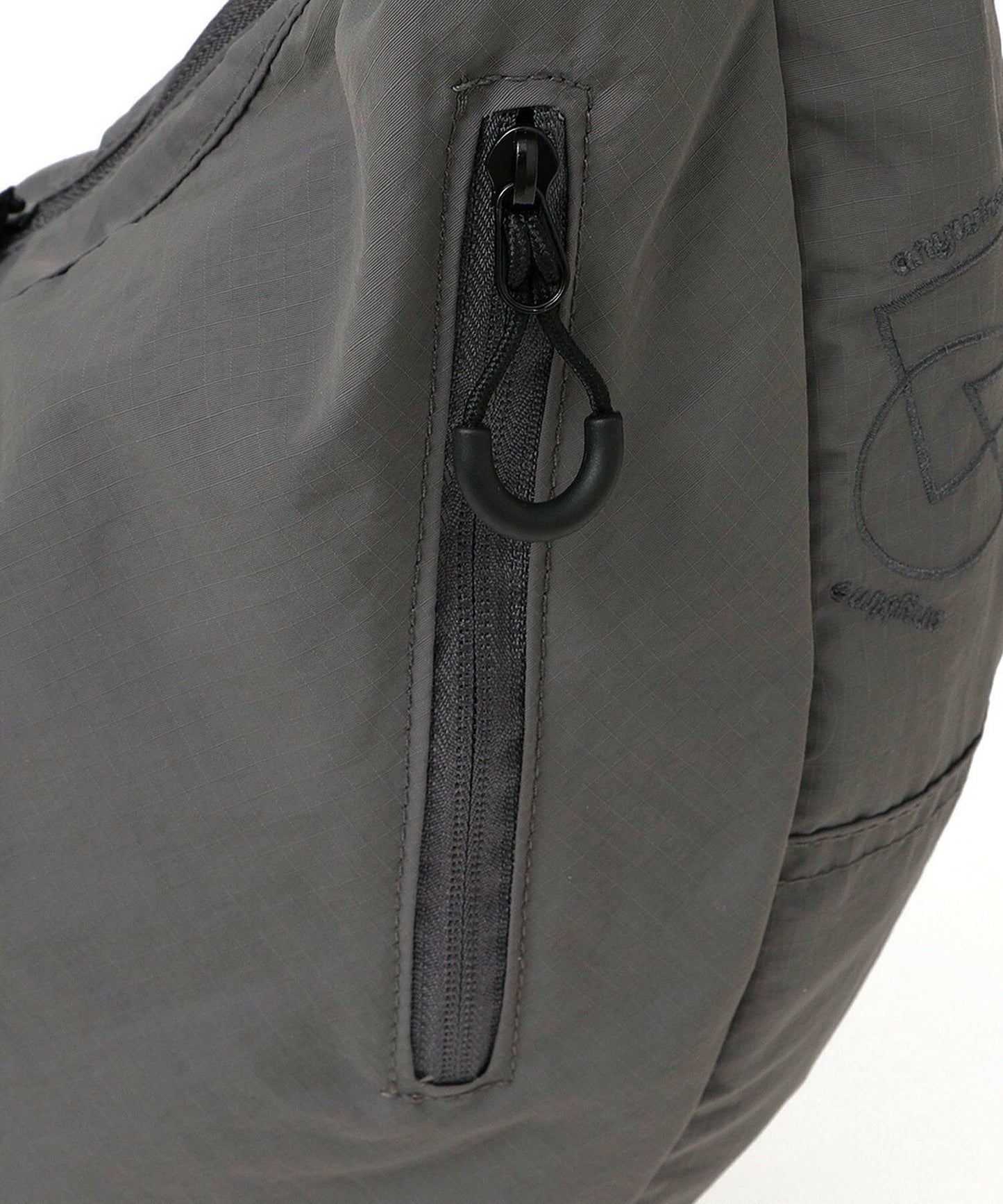 【SHIPS】SHIPS any系列 防撕裂尼龍前開拉鏈 半月型斜背包