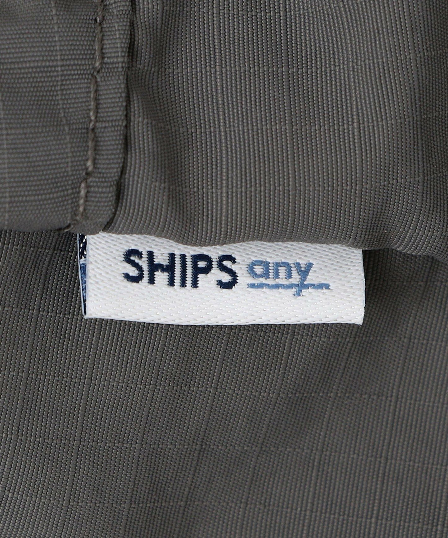 【SHIPS】SHIPS any系列 防撕裂尼龍前開拉鏈 半月型斜背包