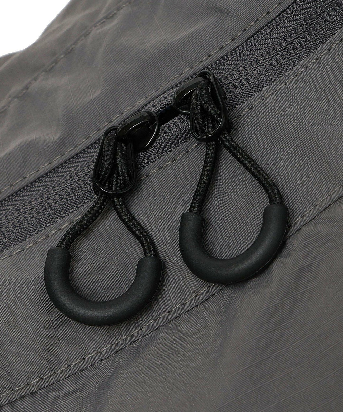 【SHIPS】SHIPS any系列 防撕裂尼龍前開拉鏈 半月型斜背包