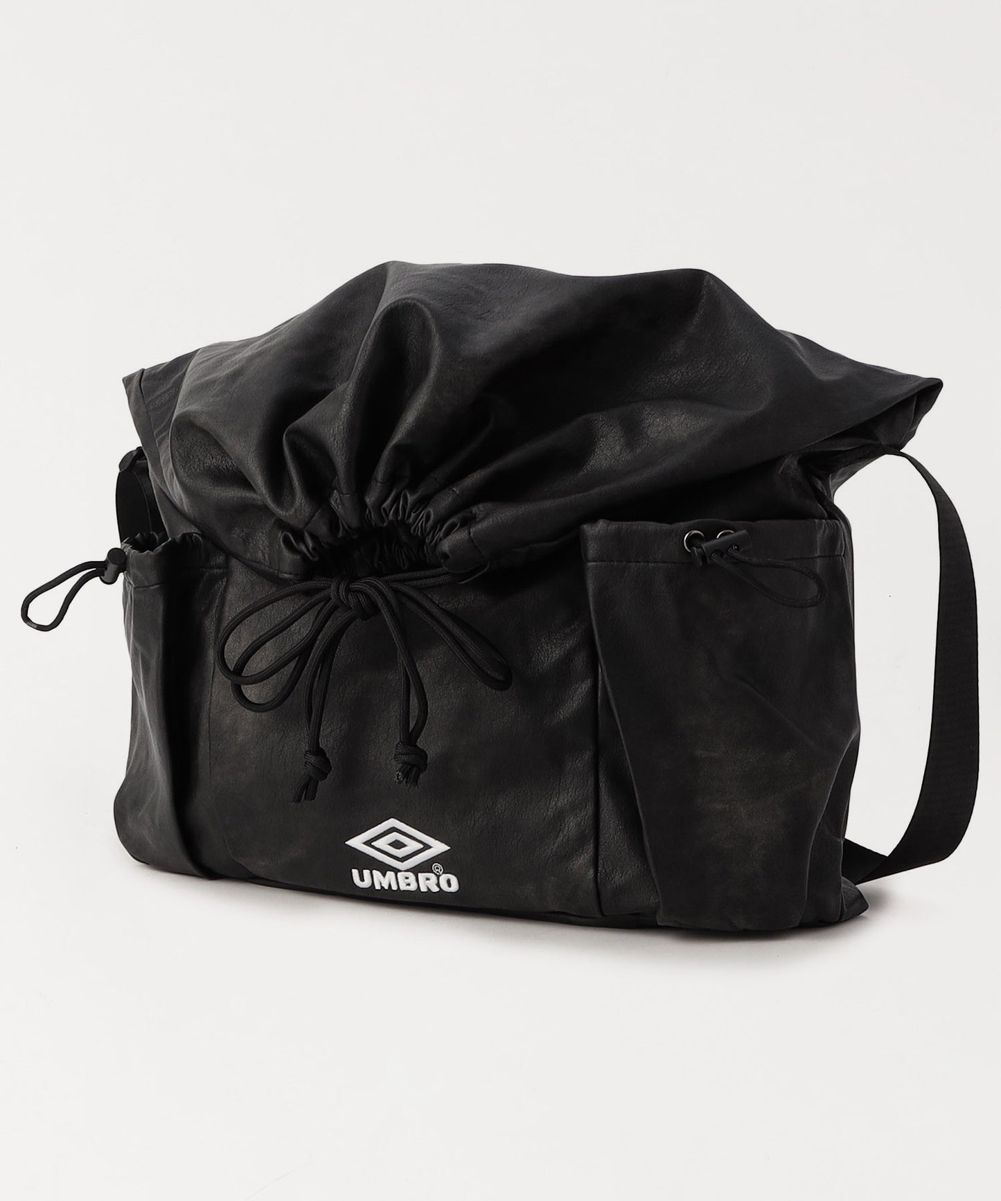 【FREAK’S STORE】UMBRO 特別合作款 PU皮革LOGO束口包 斜背包