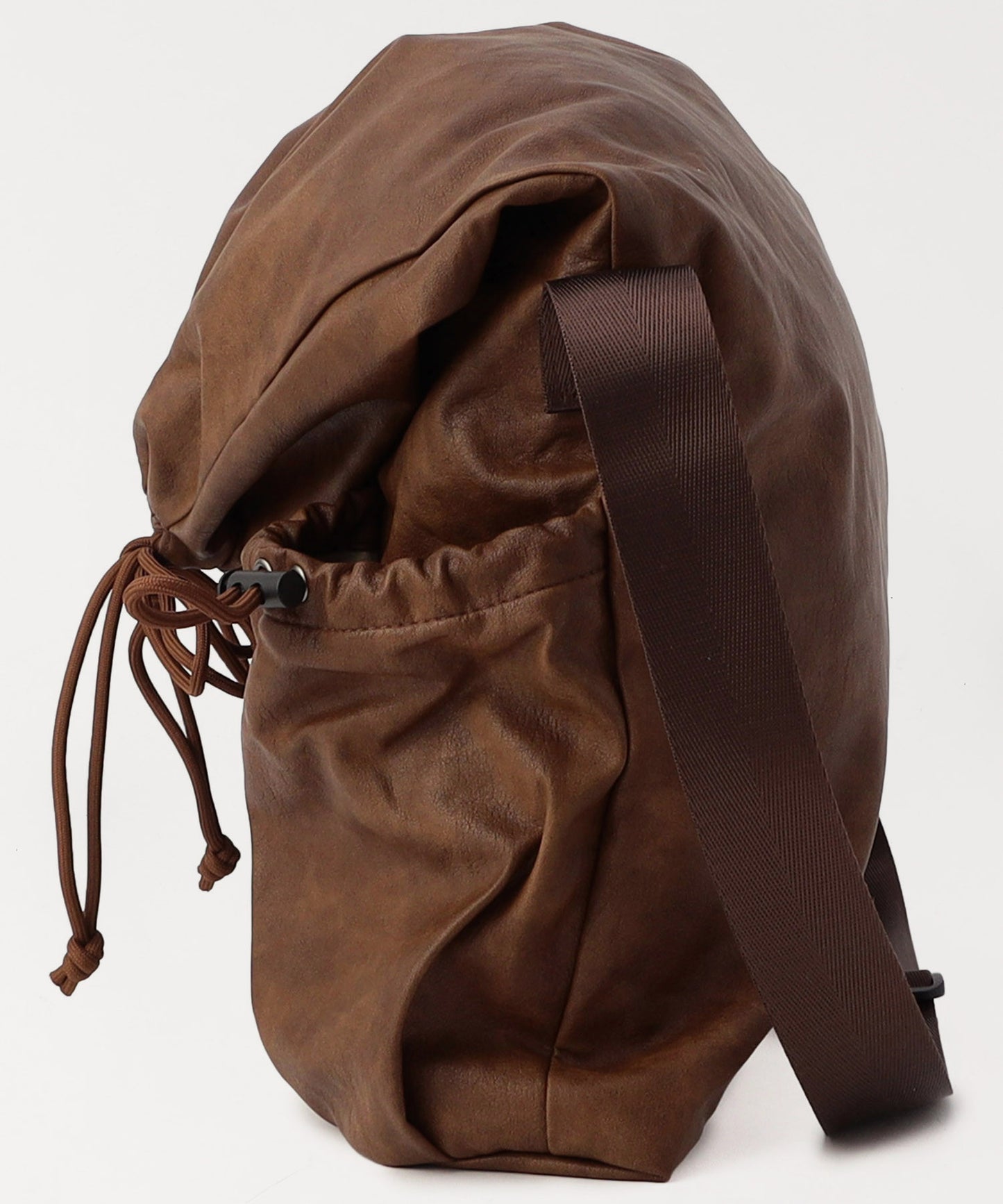 【FREAK’S STORE】UMBRO 特別合作款 PU皮革LOGO束口包 斜背包