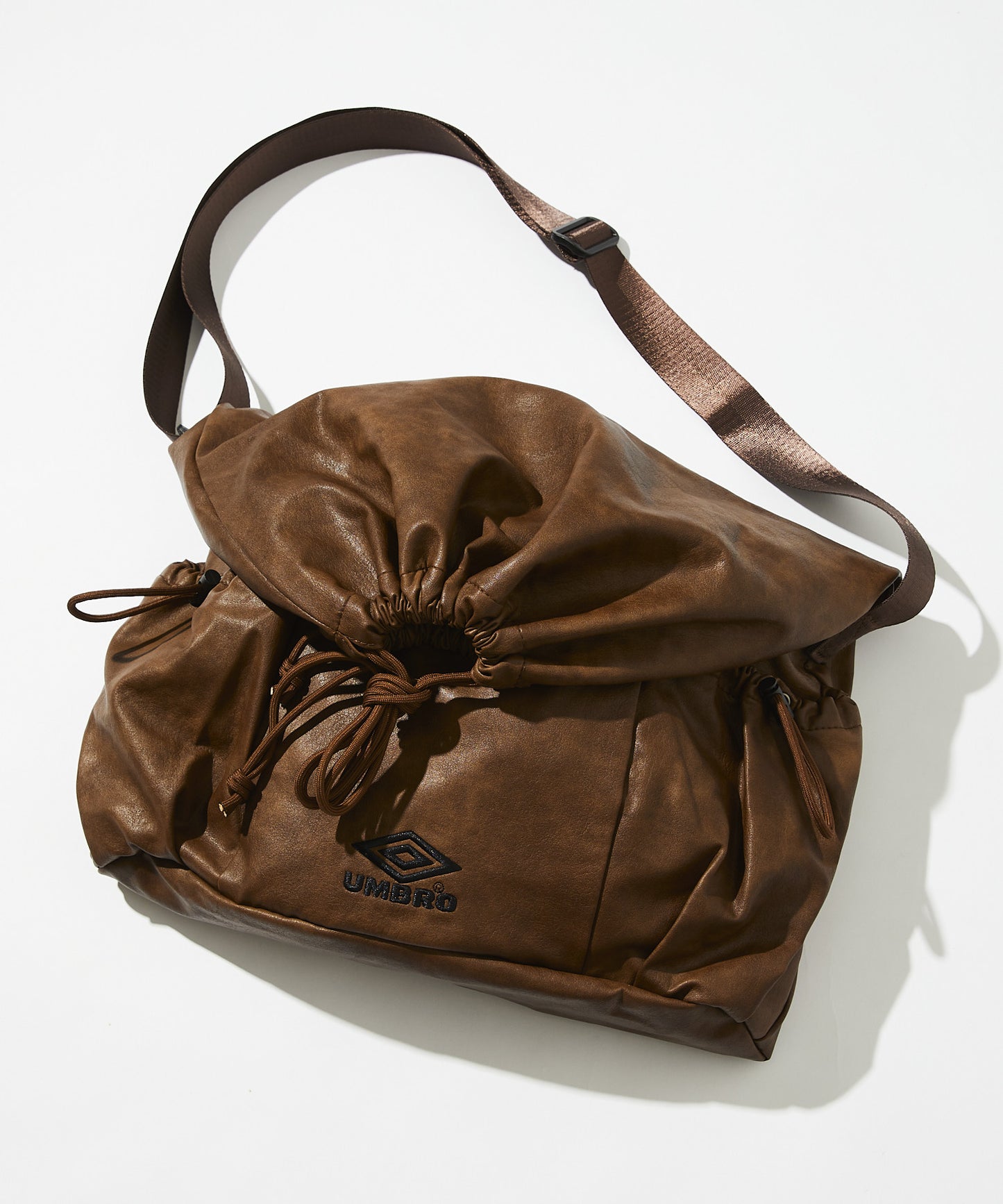 【FREAK’S STORE】UMBRO 特別合作款 PU皮革LOGO束口包 斜背包