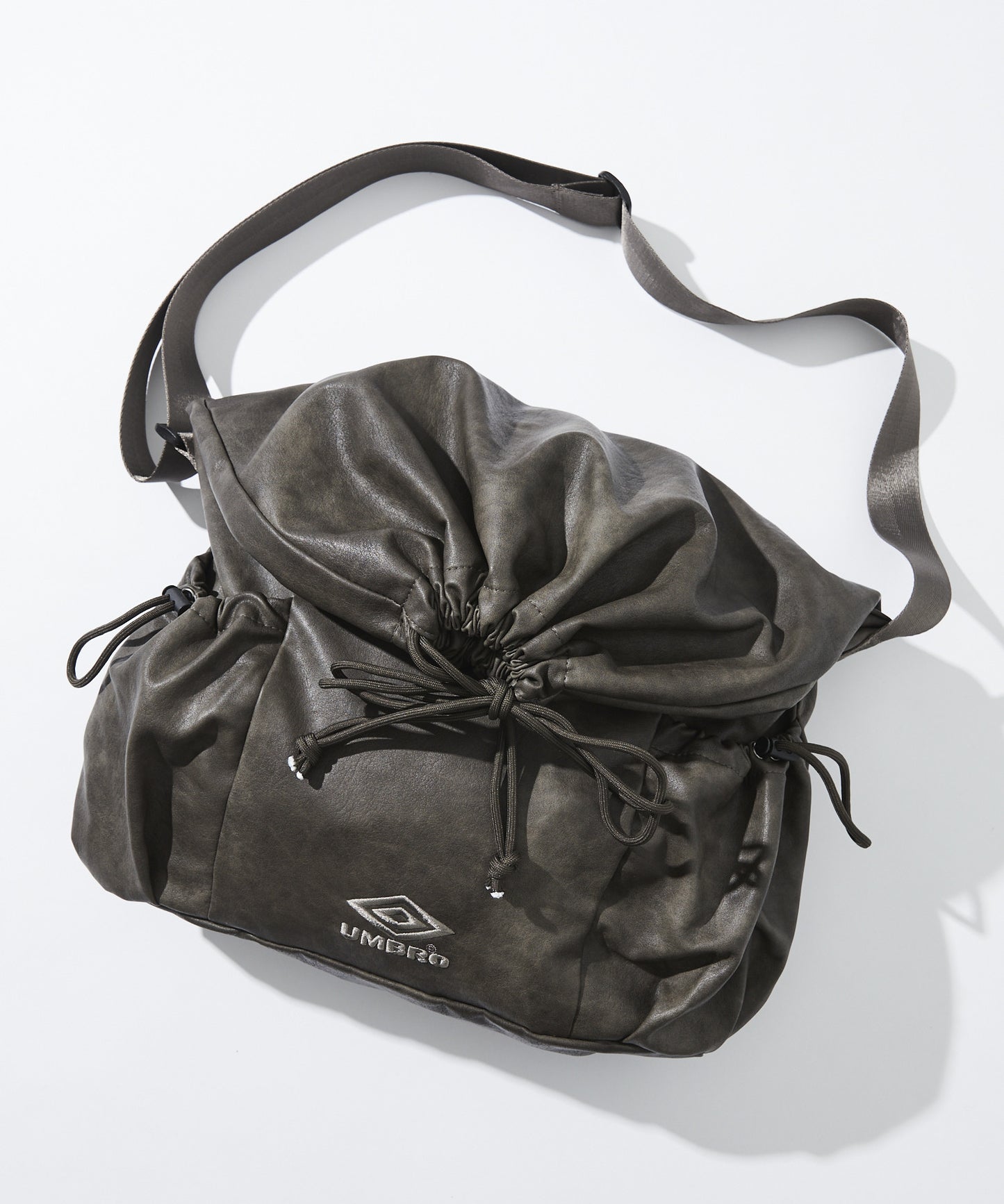 【FREAK’S STORE】UMBRO 特別合作款 PU皮革LOGO束口包 斜背包