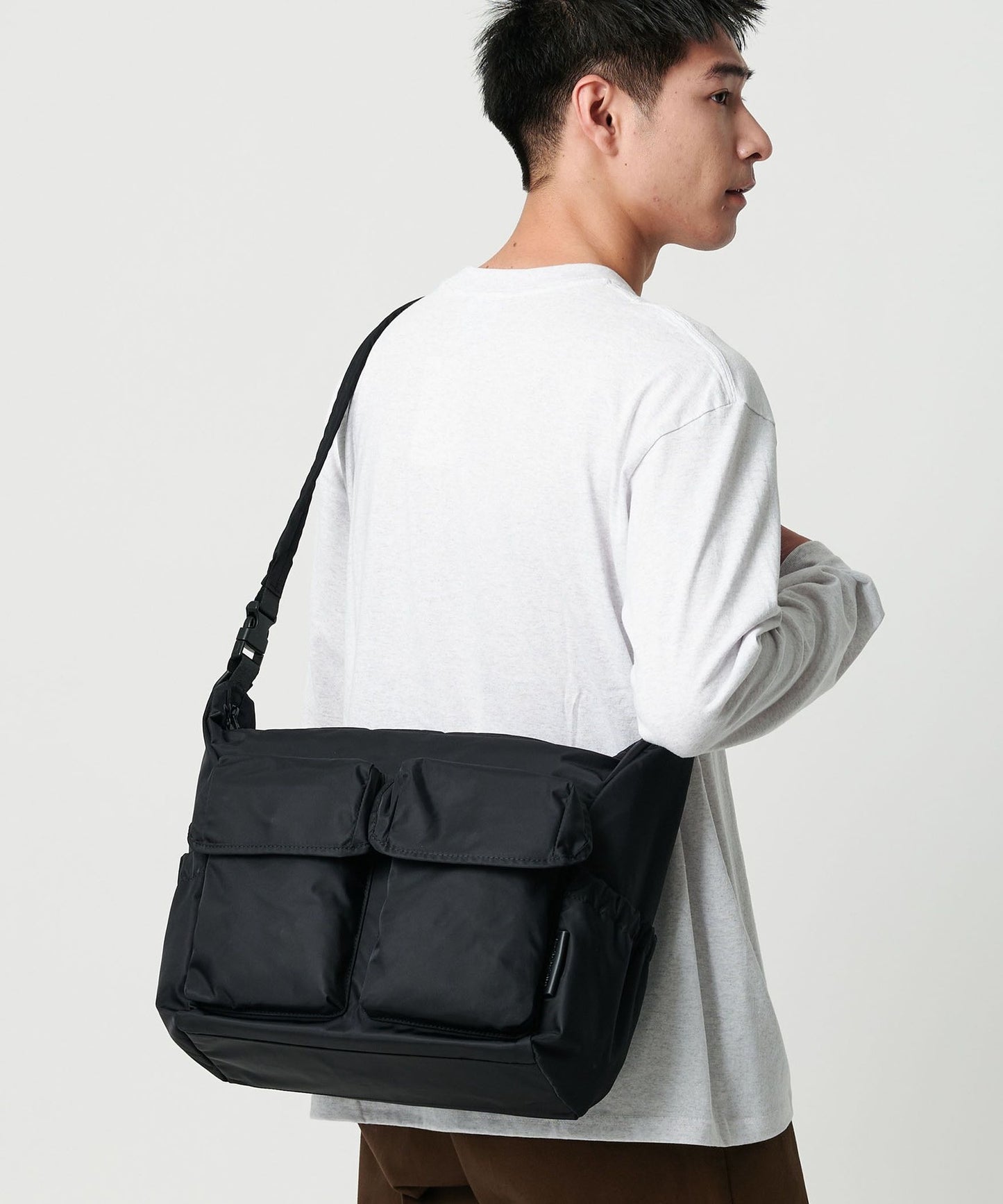 【GLR】雙層掀蓋防潑水尼龍斜背包 肩背包