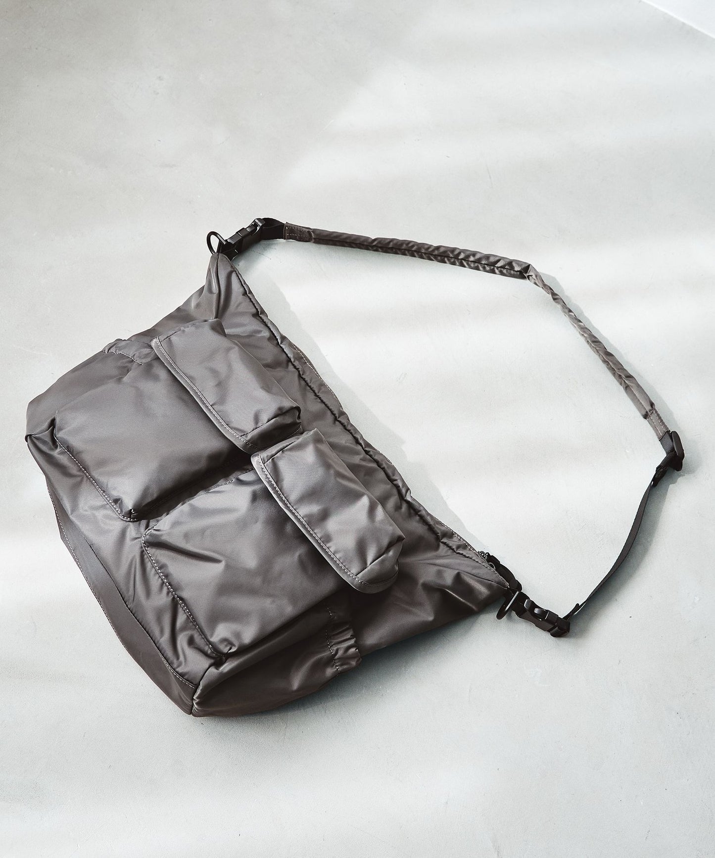 【GLR】雙層掀蓋防潑水尼龍斜背包 肩背包