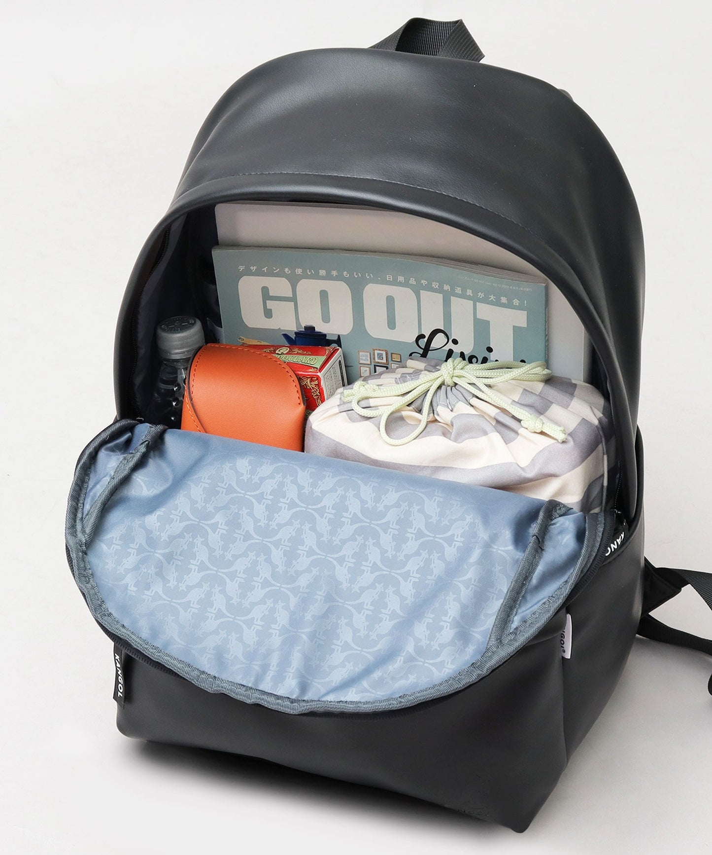 【A.M.S.】KANGOL聯名款 PU皮革多口袋休閒後背包