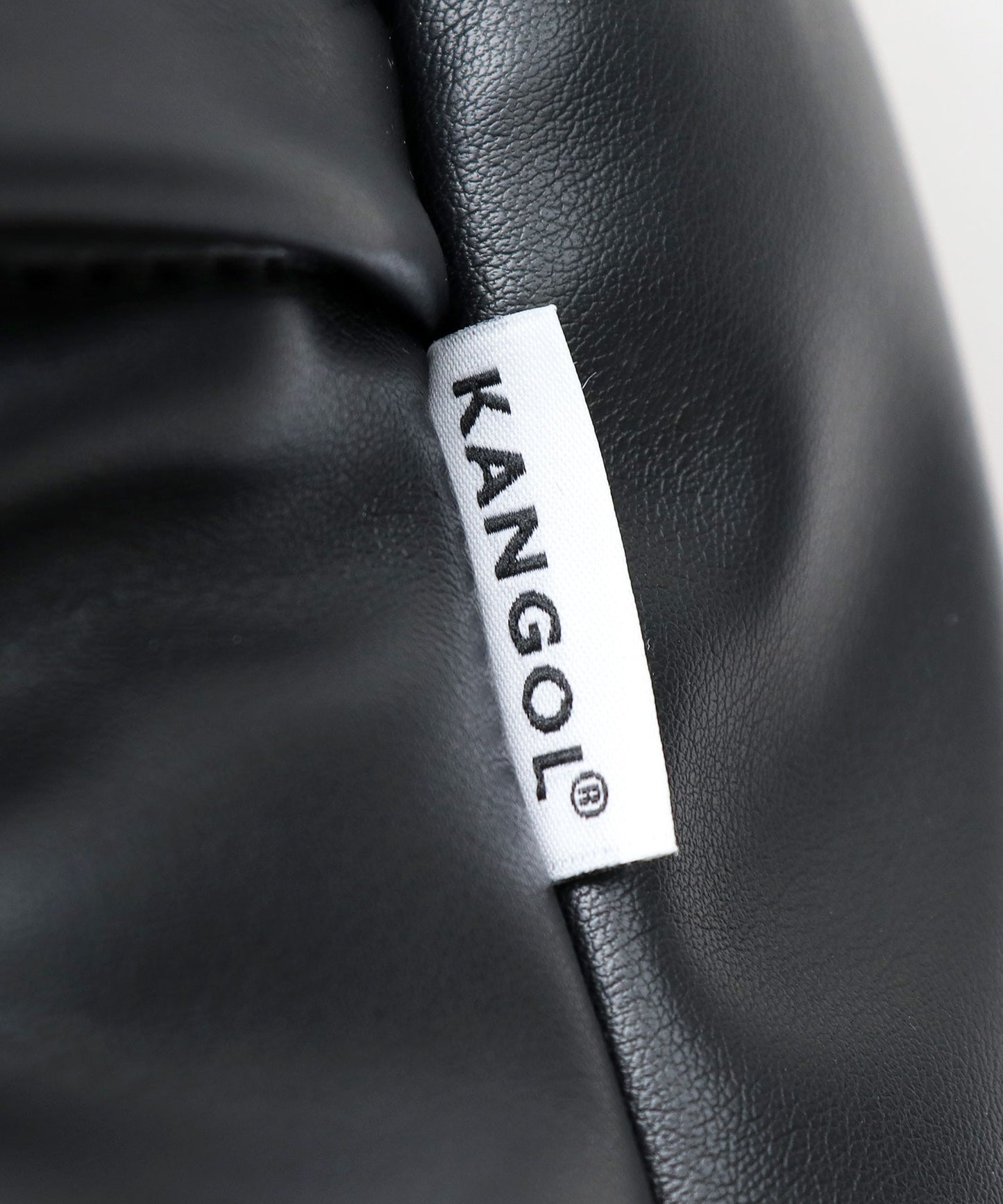 【A.M.S.】KANGOL聯名款 PU皮革多口袋休閒後背包