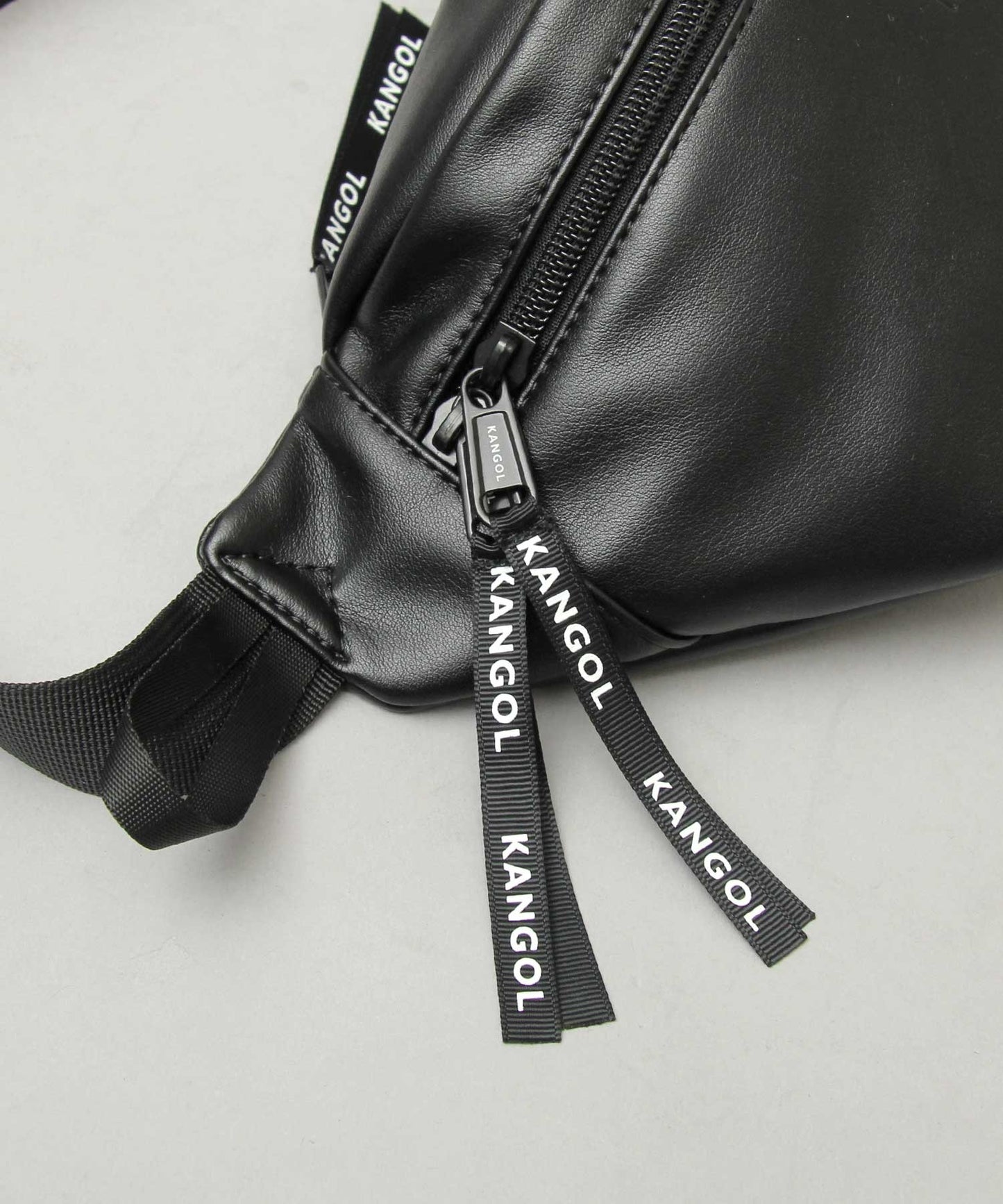 【A.M.S.】KANGOL聯名款 PU皮革質感簡約腰包/胸包