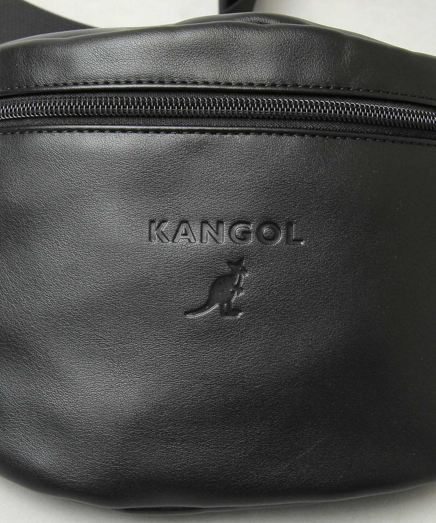 【A.M.S.】KANGOL聯名款 PU皮革質感簡約腰包/胸包