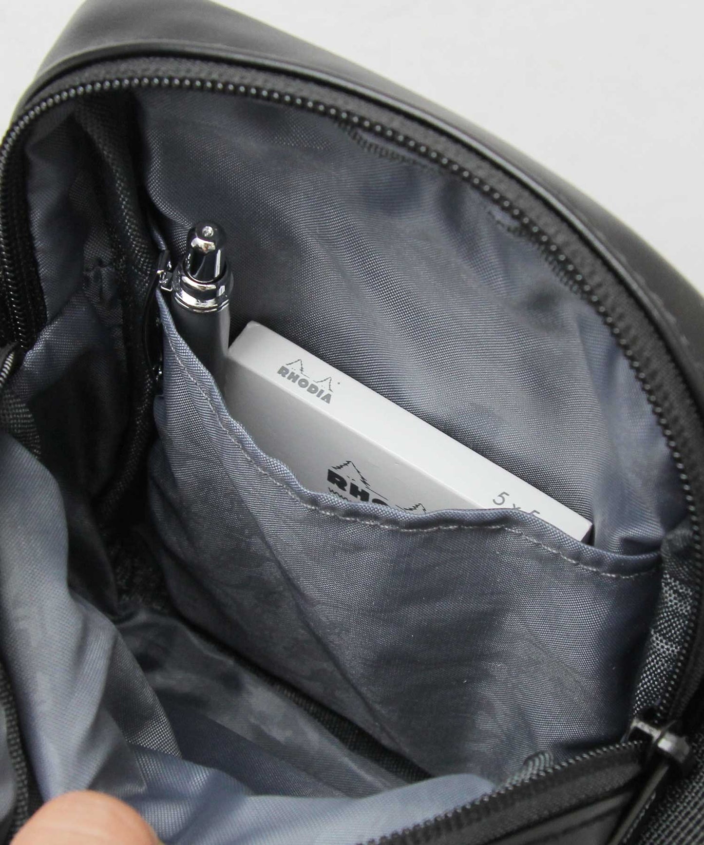 【A.M.S.】KANGOL聯名款 PU皮革質感方形迷你斜背包/肩背包