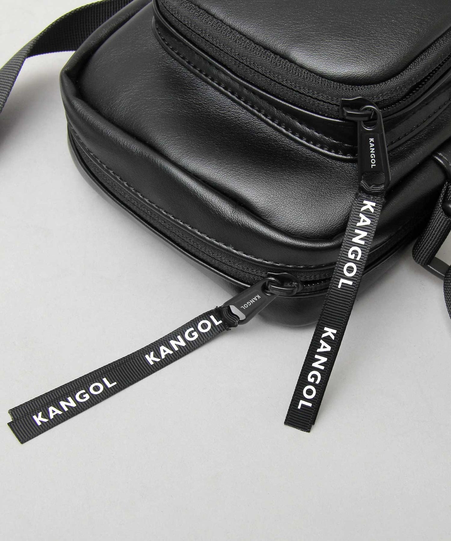 【A.M.S.】KANGOL聯名款 PU皮革質感方形迷你斜背包/肩背包