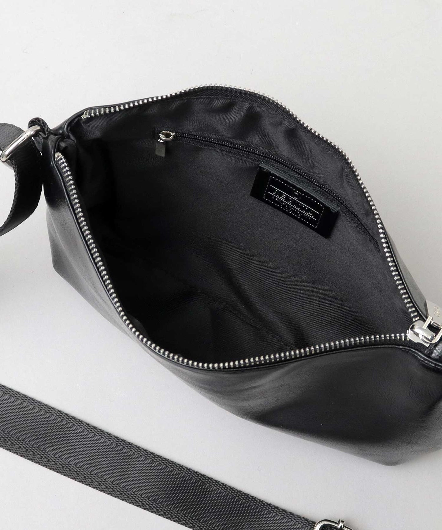 【A.M.S.】REGiSTA聯名 牛床革真皮時尚休閒胸包/斜背包