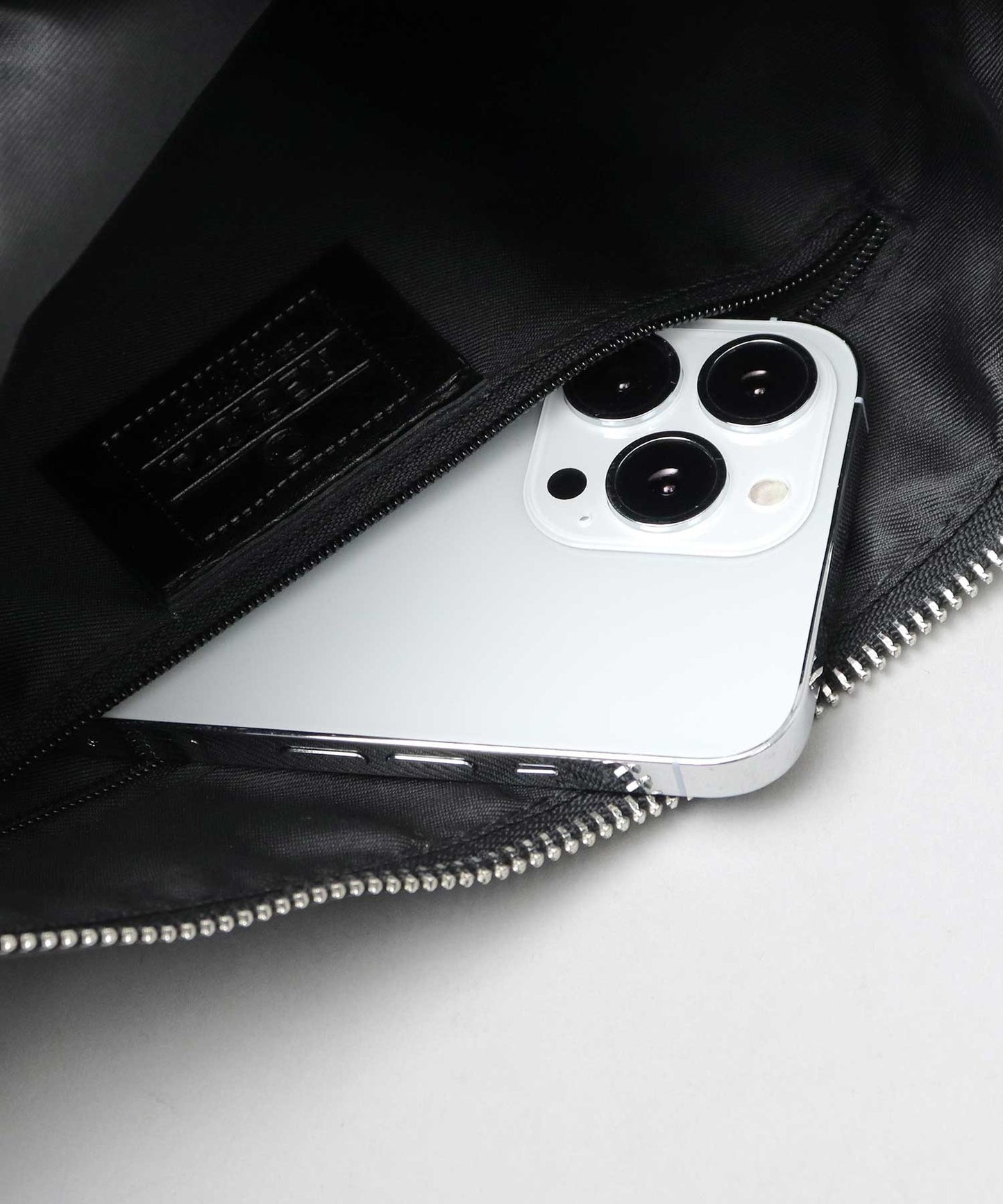 【A.M.S.】REGiSTA聯名 牛床革真皮時尚休閒胸包/斜背包