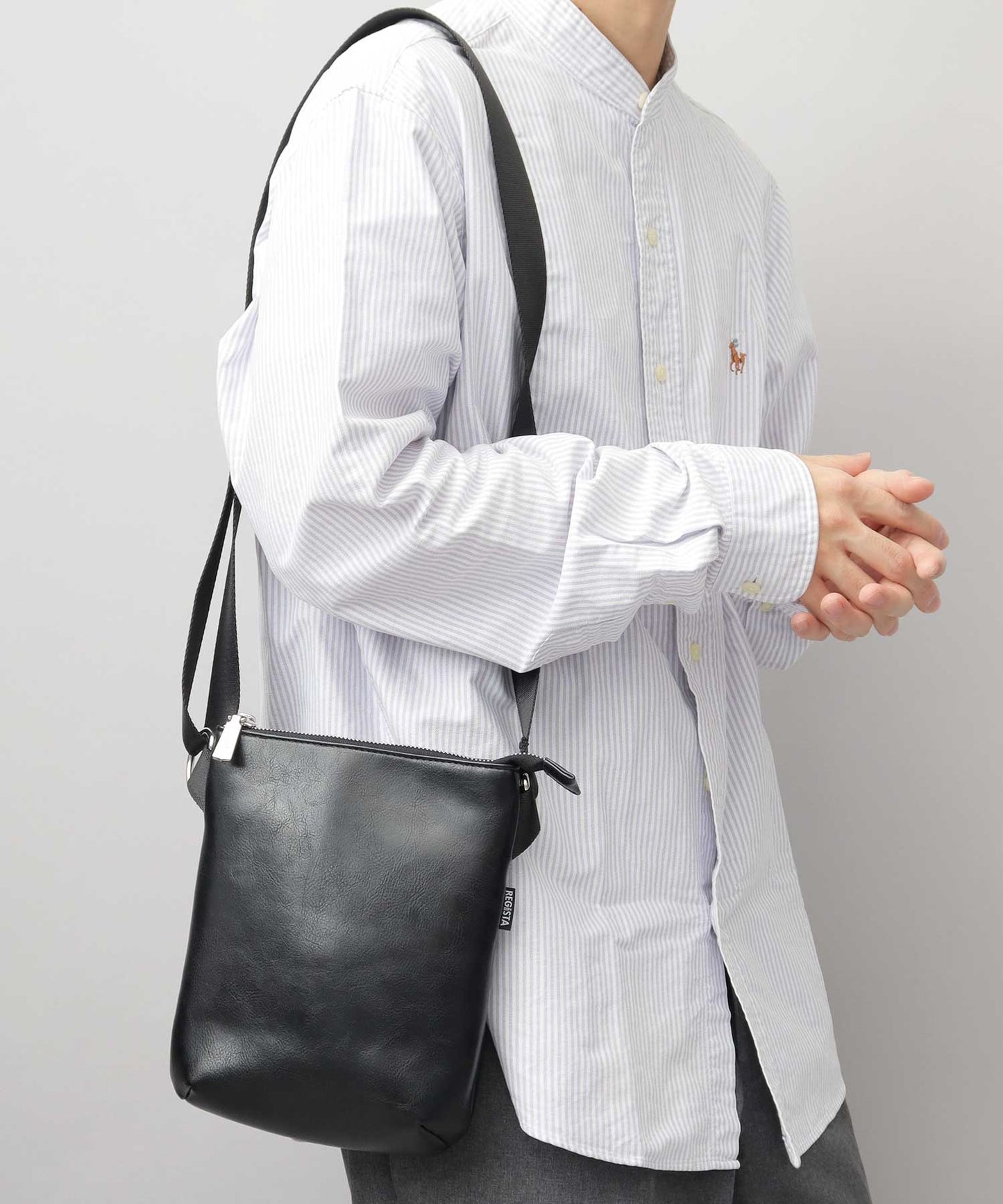 【A.M.S.】REGiSTA聯名 牛床革真皮時尚直式斜背包/肩背包