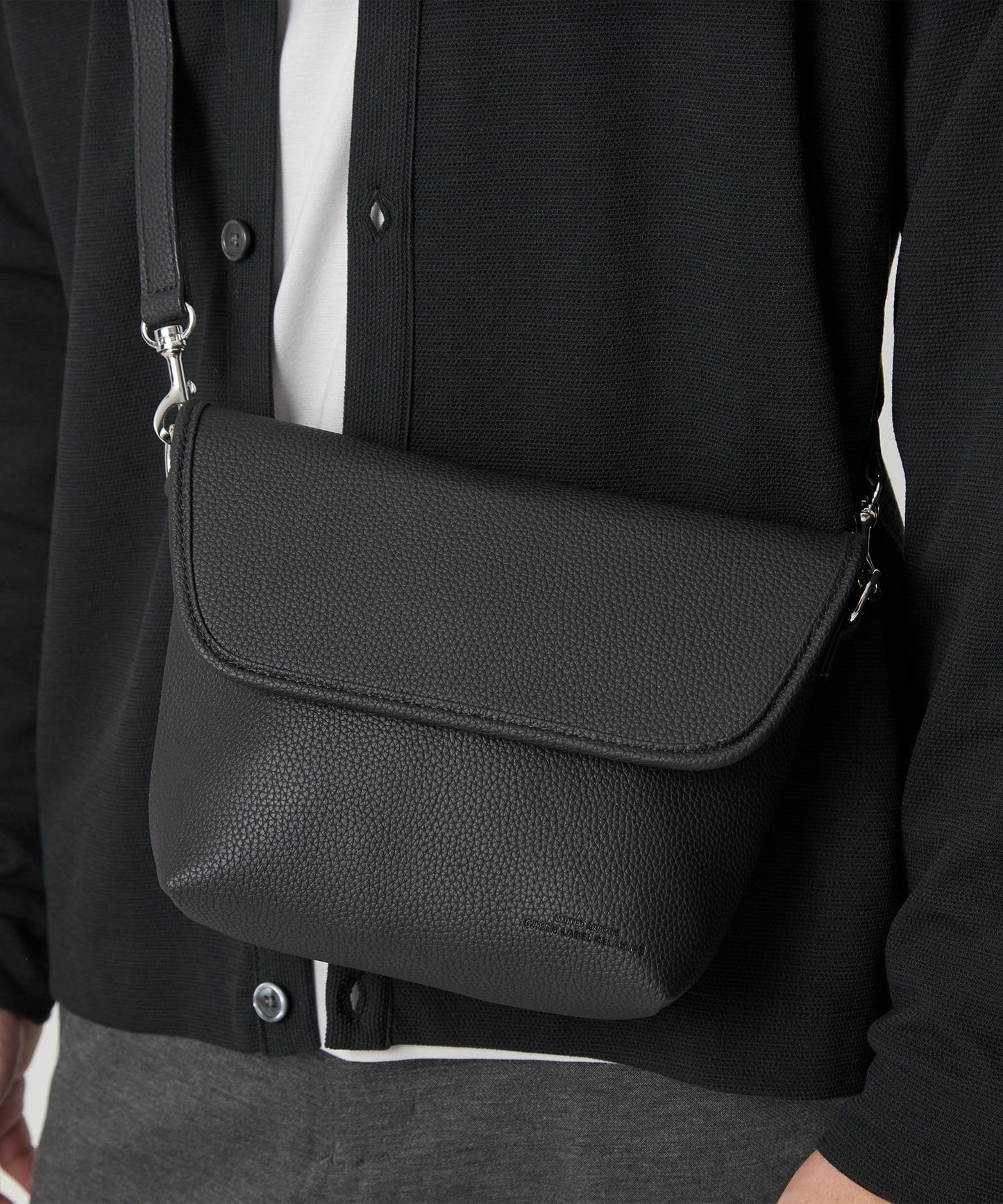 【GLR】顆粒壓紋PU皮革翻蓋斜背包 肩背包