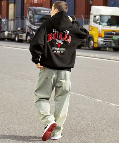 【MONO-MART】NBA系列 聯名款 復古風BULLS公牛隊刺繡印花帽T 日本預購