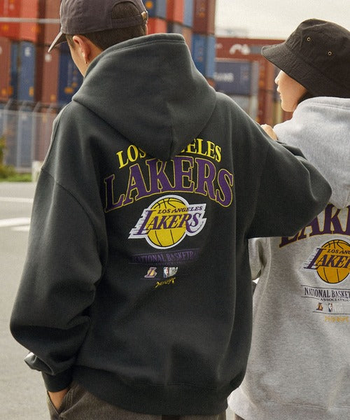 【MONO-MART】NBA系列 聯名款 復古風Lakers湖人隊刺繡印花帽T 日本預購