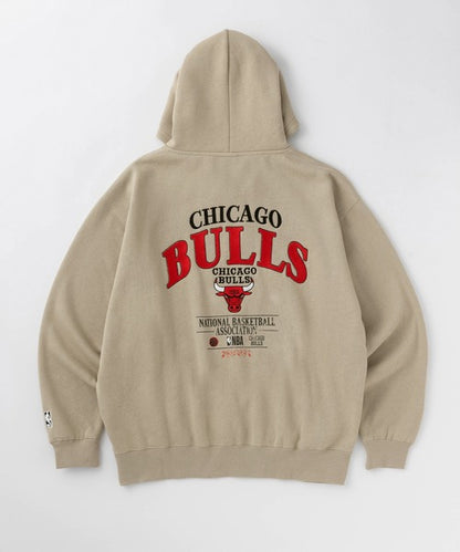 【MONO-MART】NBA系列 聯名款 復古風BULLS公牛隊刺繡印花帽T 日本預購