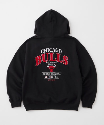 【MONO-MART】NBA系列 聯名款 復古風BULLS公牛隊刺繡印花帽T 日本預購