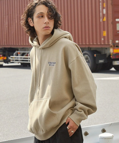 【MONO-MART】NBA系列 聯名款 復古風BULLS公牛隊刺繡印花帽T 日本預購