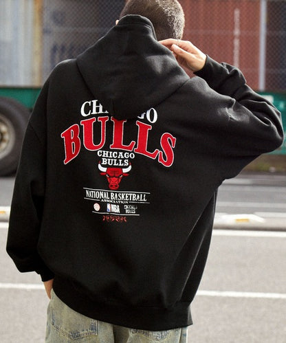 【MONO-MART】NBA系列 聯名款 復古風BULLS公牛隊刺繡印花帽T 日本預購