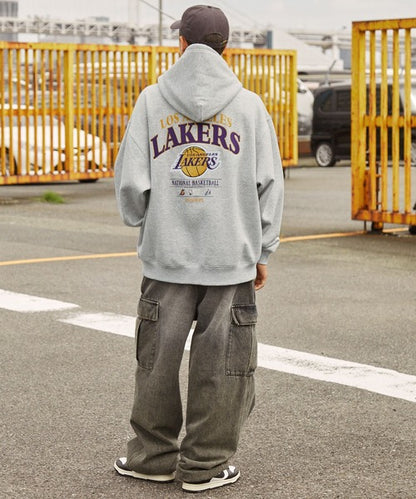 【MONO-MART】NBA系列 聯名款 復古風Lakers湖人隊刺繡印花帽T 日本預購