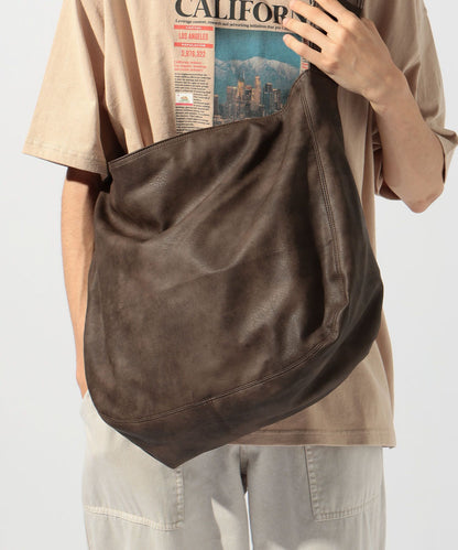 【niko and...】仿皮革質感大容量斜背包