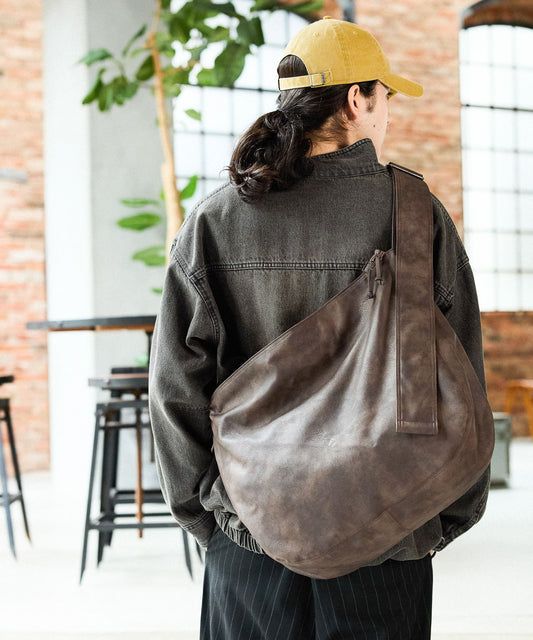 【niko and...】仿皮革質感大容量斜背包