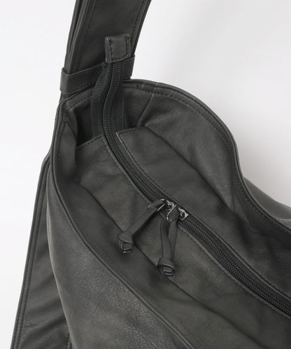 【niko and...】仿皮革質感大容量斜背包