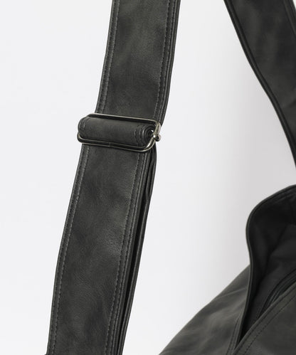 【niko and...】仿皮革質感大容量斜背包