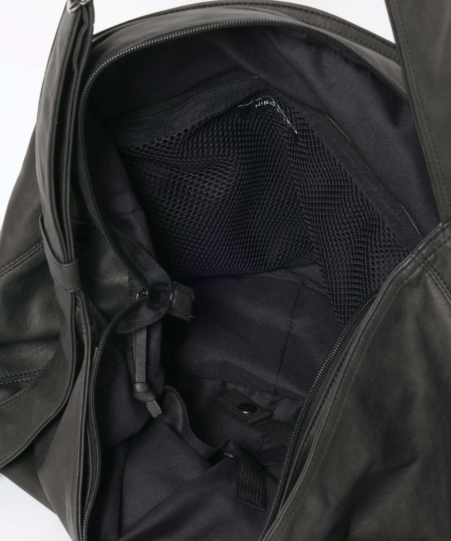 【niko and...】仿皮革質感大容量斜背包