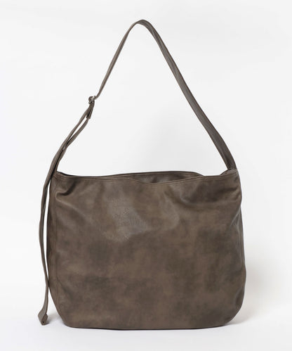 【niko and...】仿皮革質感大容量斜背包