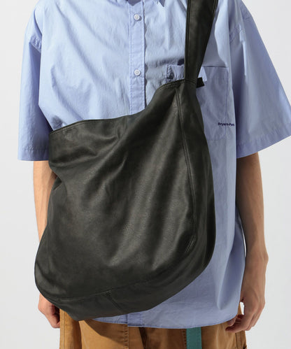 【niko and...】仿皮革質感大容量斜背包