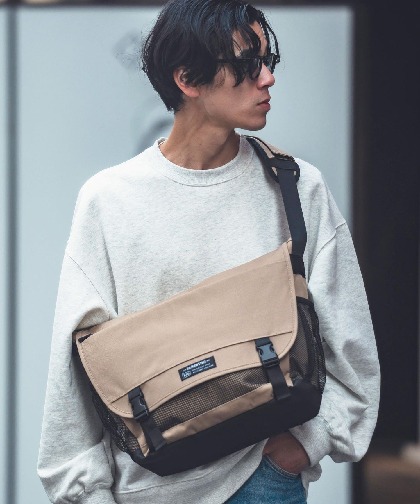 【KiU】大容量收納商務休閒斜背包 (可放筆電)