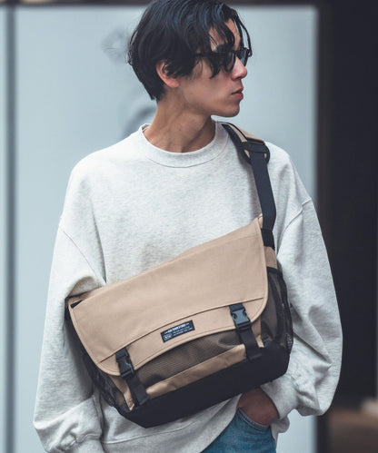 【KiU】大容量收納商務休閒斜背包 (可放筆電)