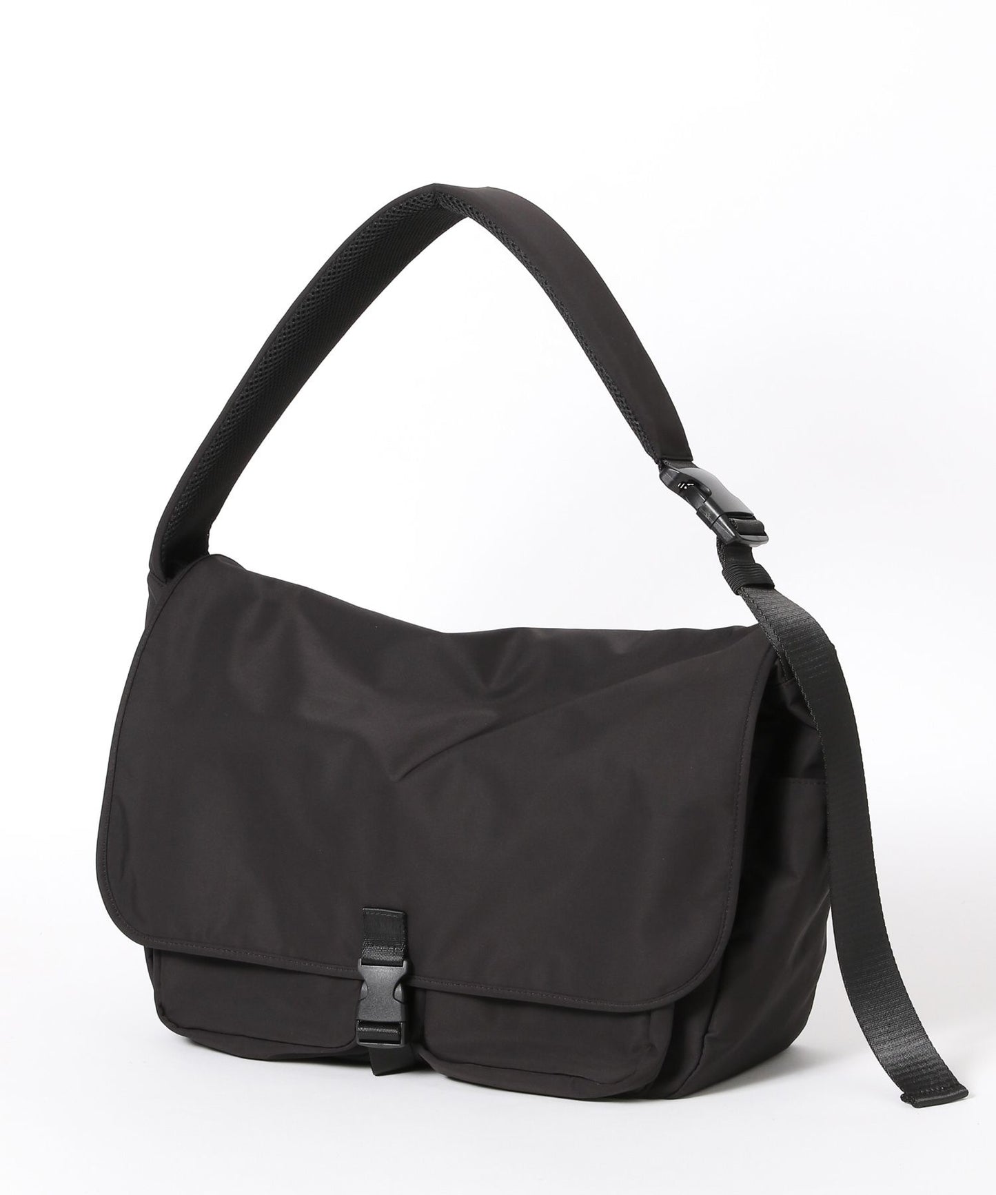 【GLOBAL WORK】簡約防潑水斜背郵差包