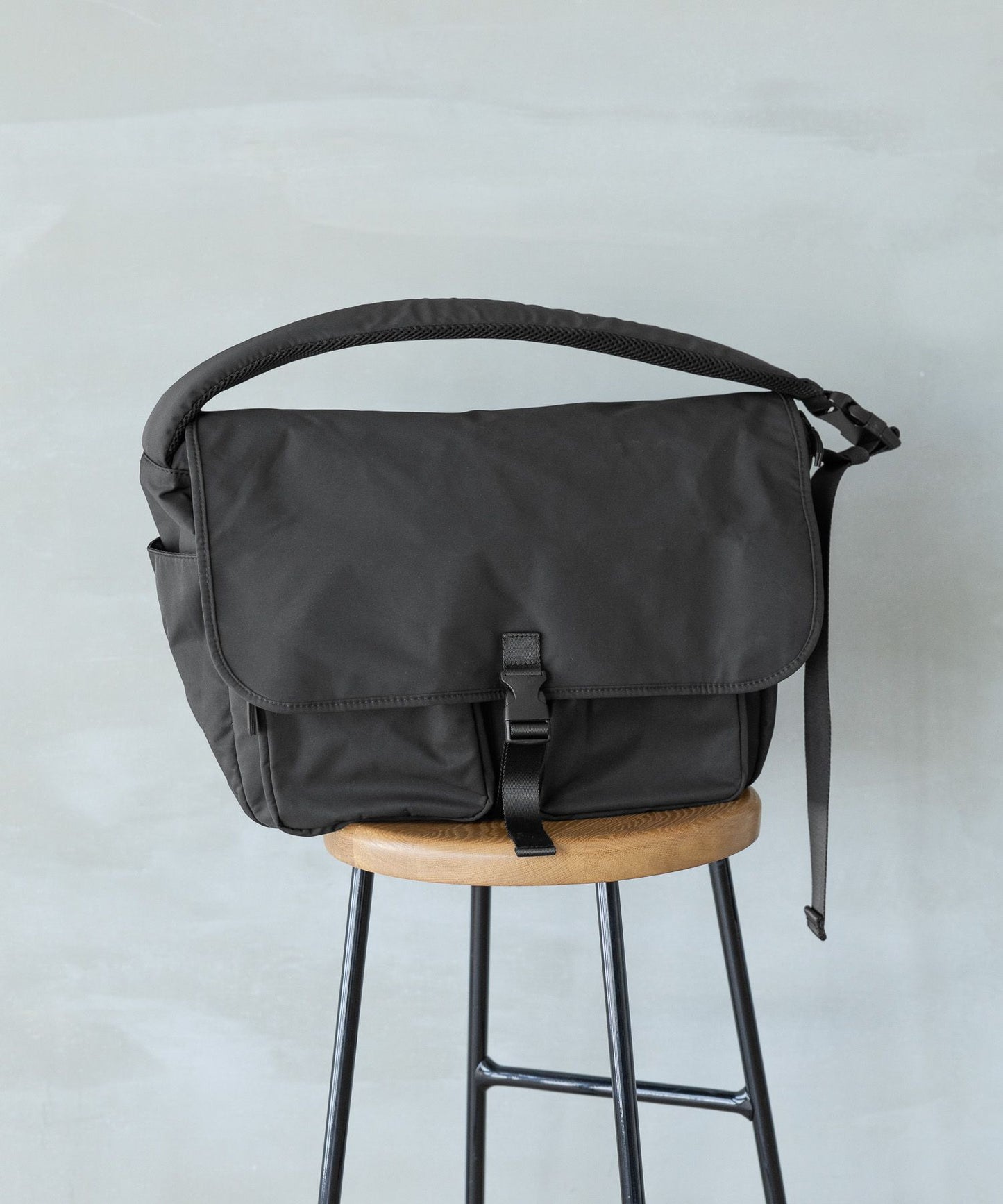 【GLOBAL WORK】簡約防潑水斜背郵差包