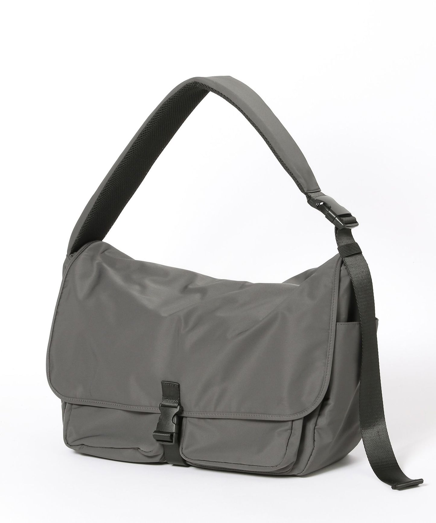 【GLOBAL WORK】簡約防潑水斜背郵差包