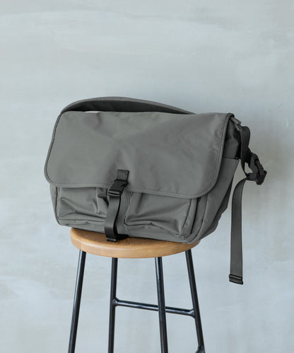 【GLOBAL WORK】簡約防潑水斜背郵差包