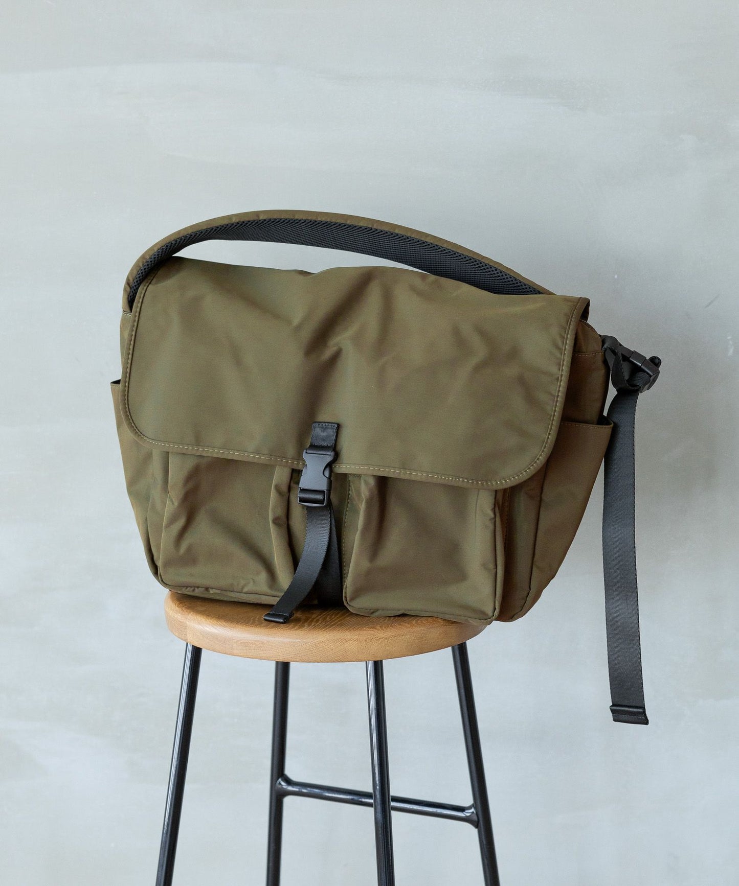 【GLOBAL WORK】簡約防潑水斜背郵差包