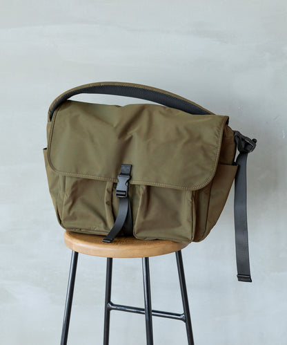 【GLOBAL WORK】簡約防潑水斜背郵差包