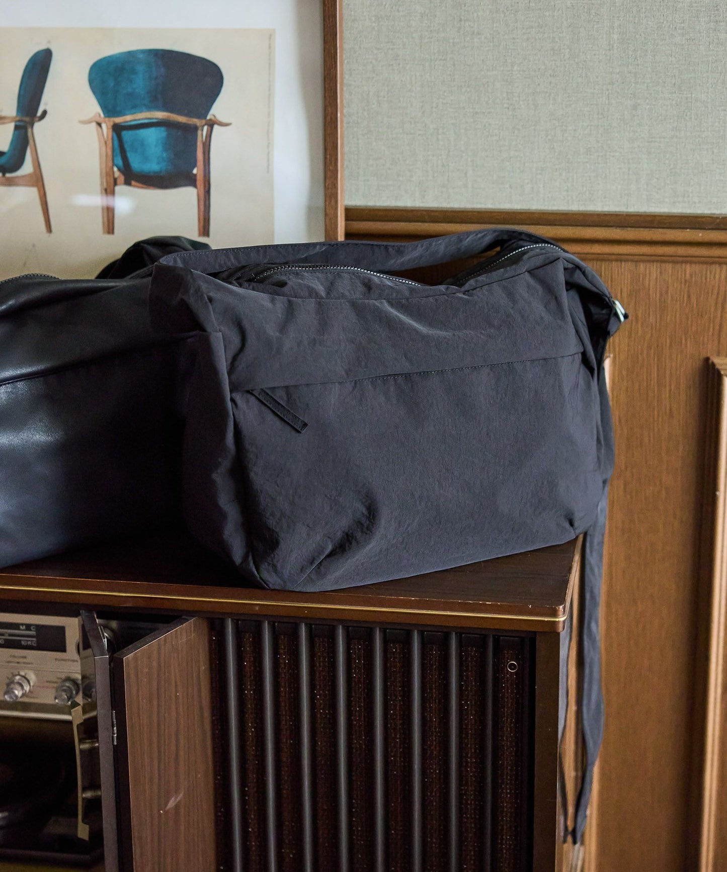 【GLOBAL WORK】輕量質感寬背帶斜背包