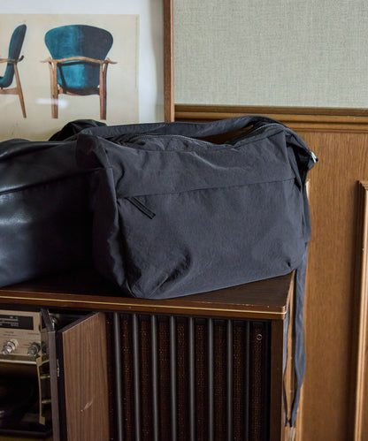 【GLOBAL WORK】輕量質感寬背帶斜背包